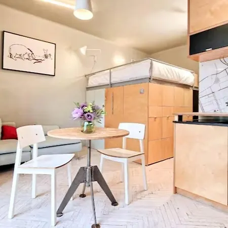 Free Parking - Creative Flat With Fast Wifi And Tv